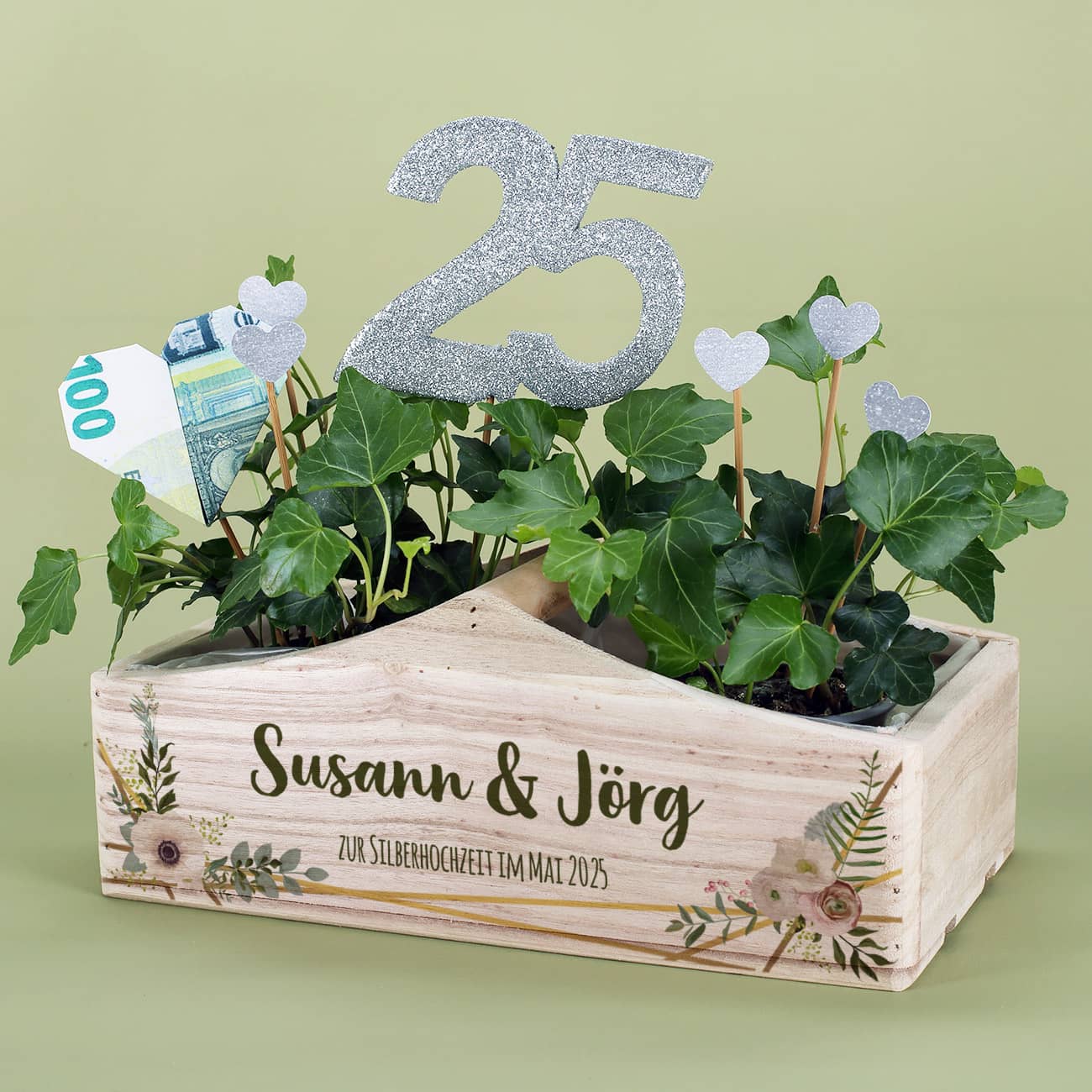 Holzkorb zur silbernen Hochzeit mit Namen, Datum & Blüten als Geschenkverpackung