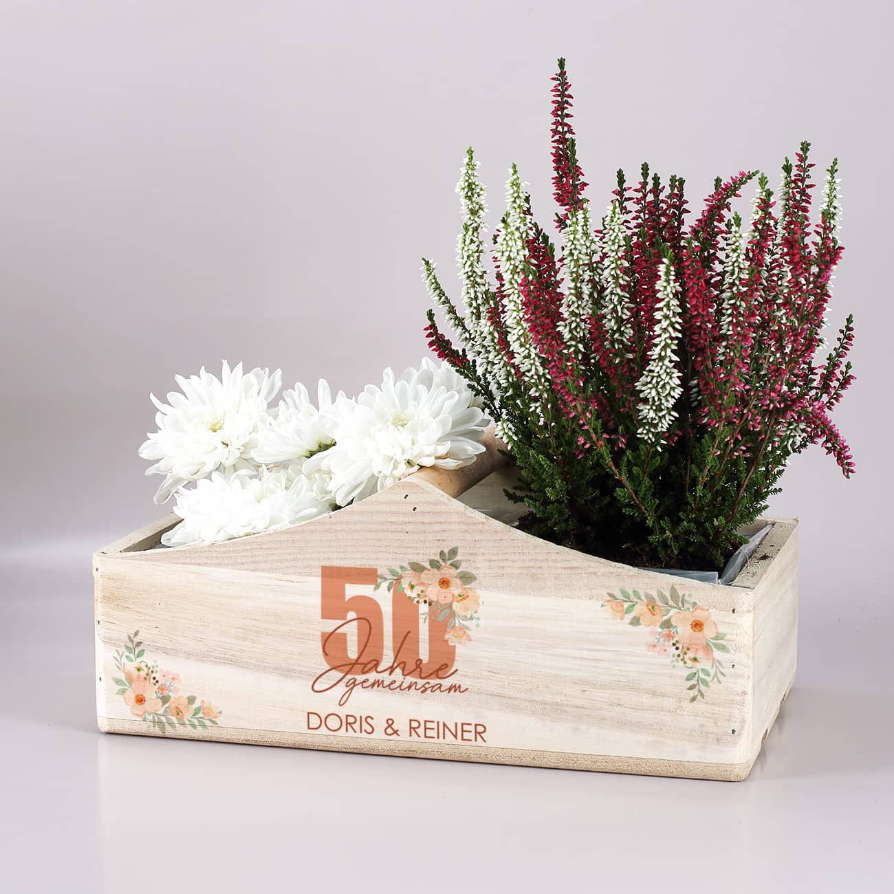 Holzkorb bedruckt mit Namen des Paares und einer großen 50 mit Watercolor Blumen