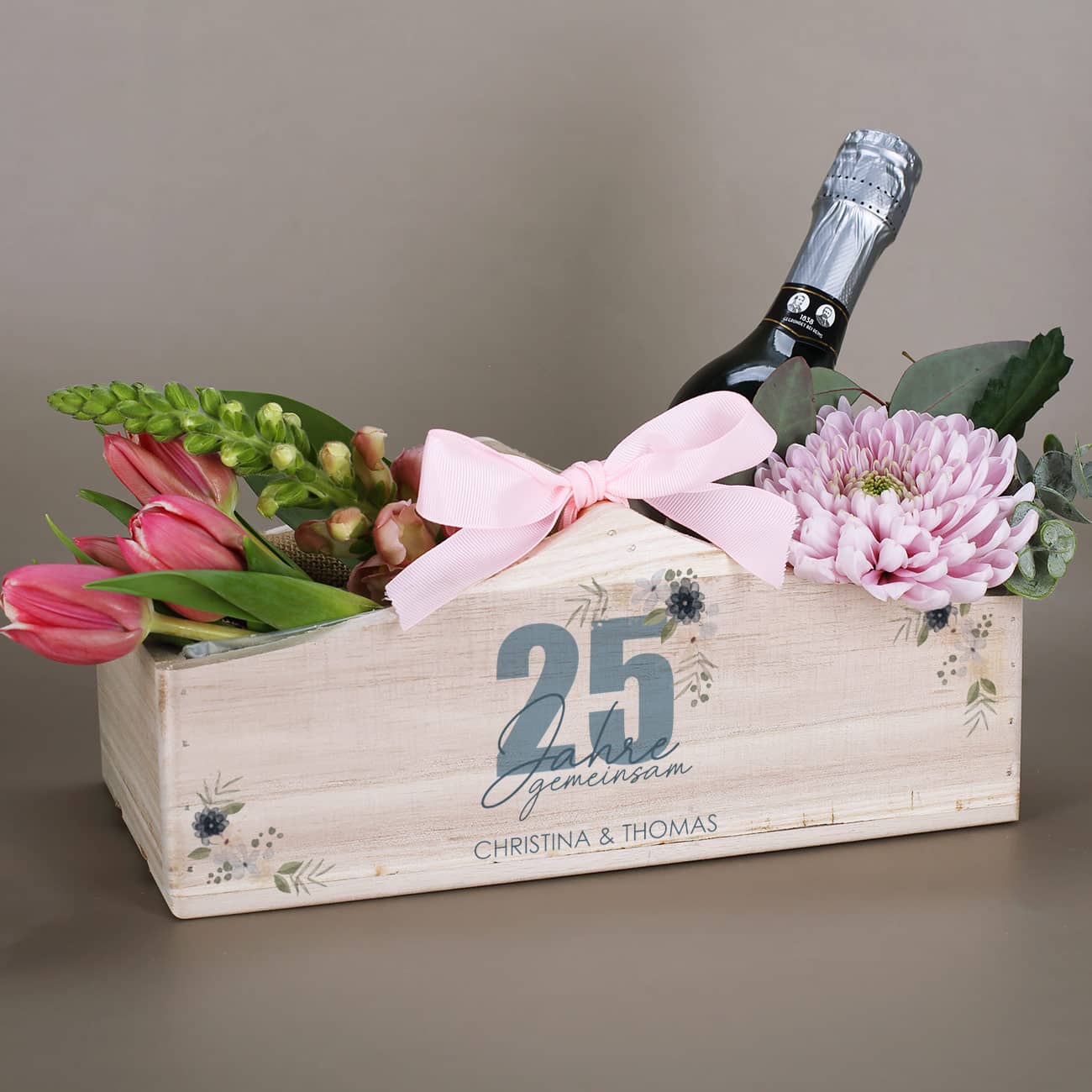 Pflanzkorb aus Holz zur silbernen Hochzeit mit Namen bedruckt