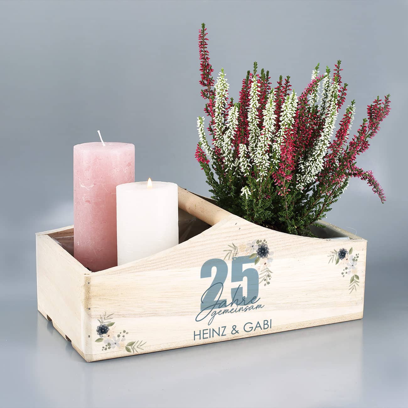 Holzkorb als Geschenkverpackung mit Namen, 25 und Watercolor Blumen bedruckt