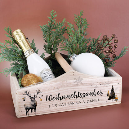 Weihnachtsgeschenkkorb aus Holz mit Hirschmotiv, dekoriert mit Tannengrün und Flasche