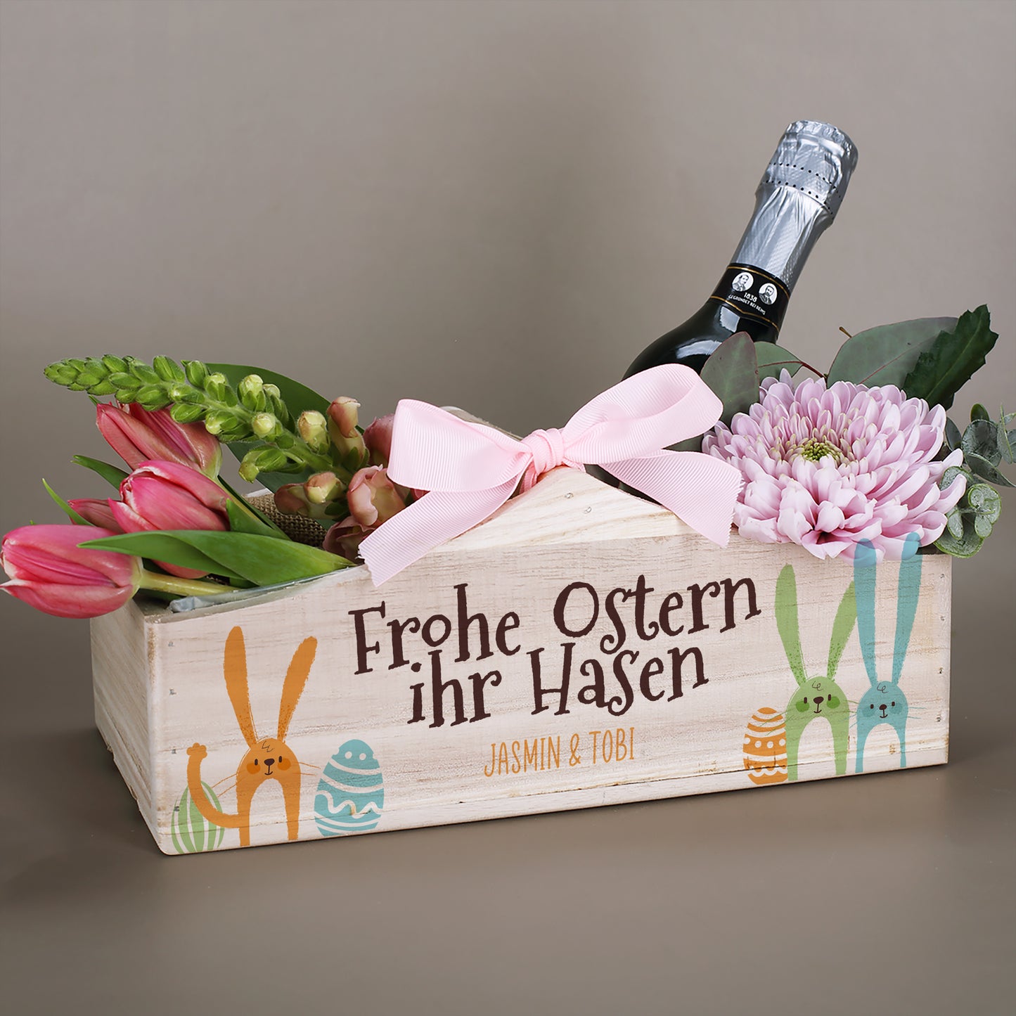 Holz Geschenkkorb mit einem Griff und Hasenmotiv „Frohe Ostern ihr Hasen“ in Nahaufnahme