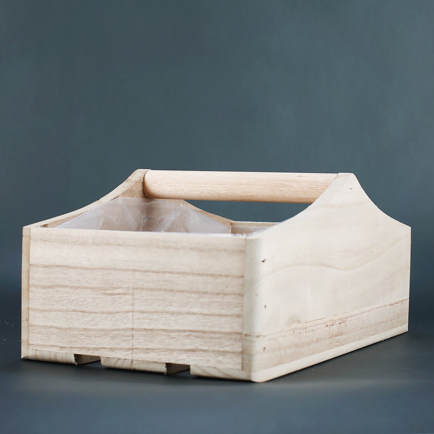 Naturfarbener Holz Geschenkkorb mit Mittelgriff und Folienauskleidung, unbehandelt