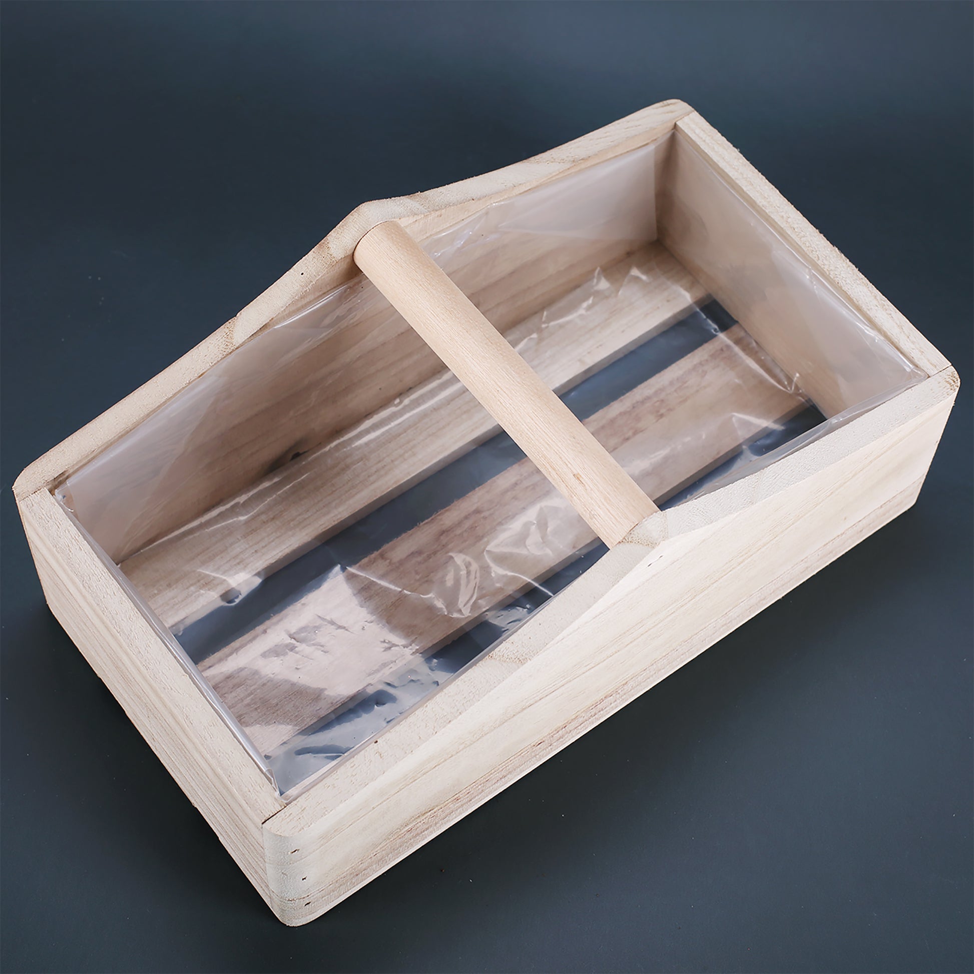 Holz Pflanzkorb mit Mittelgriff von oben, innen mit transparenter Folie ausgekleidet