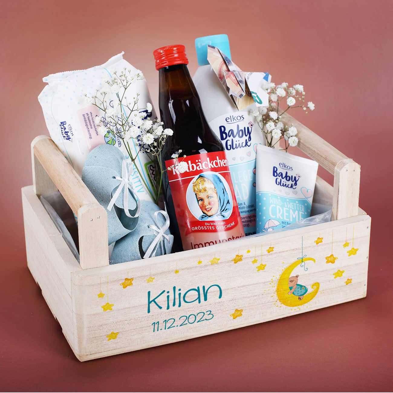 Personalisierter Geschenkkorb aus Holz mit Name und Datum