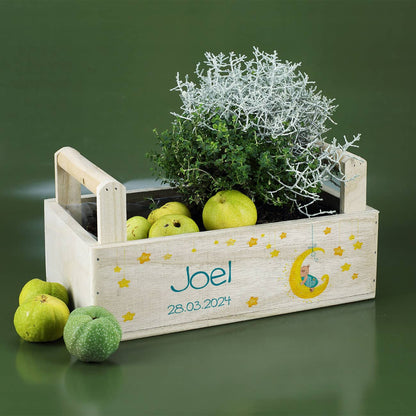 Holzkorb mit 2 Griffen zur Geburt mit Wunschname und Daum