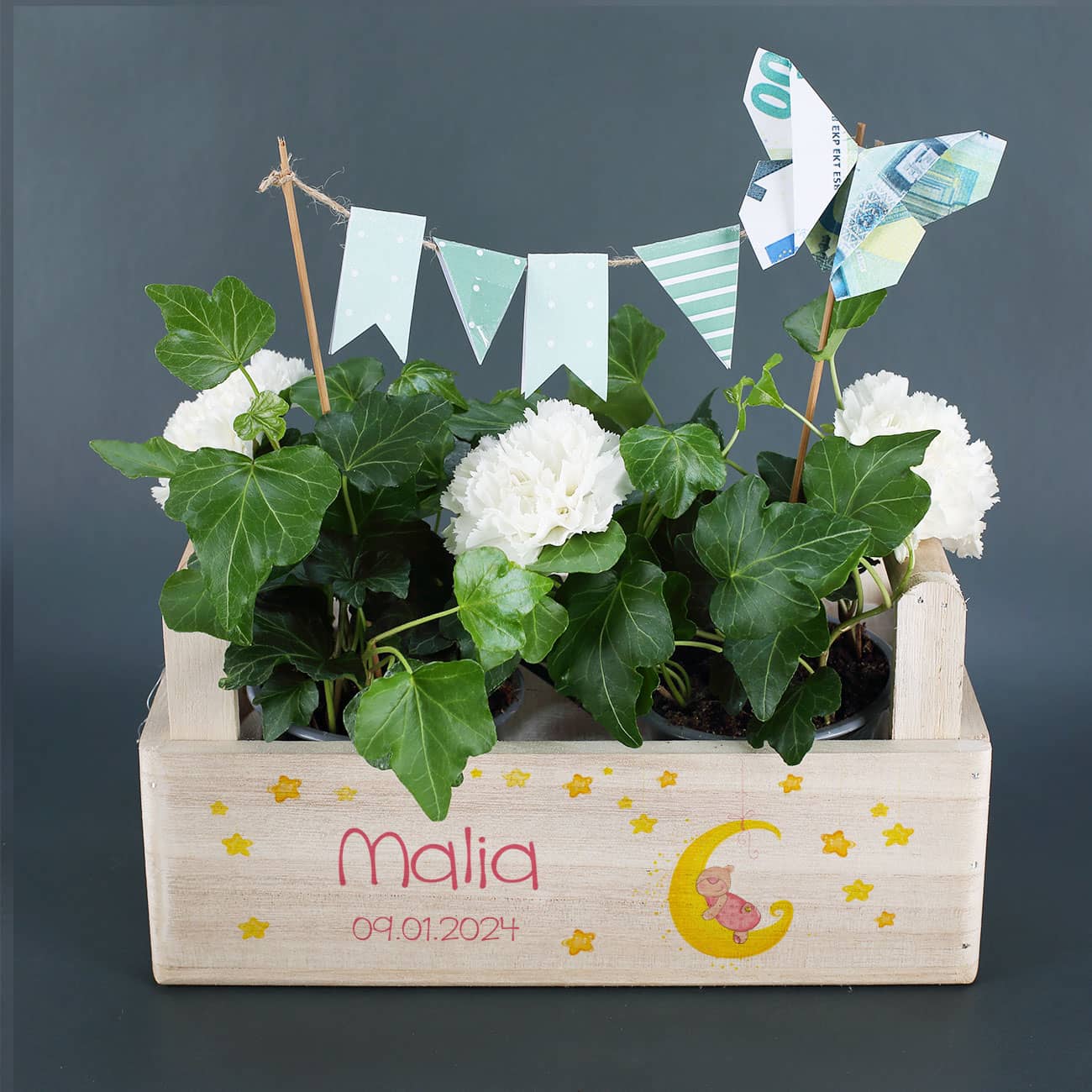 Geschenkkorb aus Holz mit Name und Datum