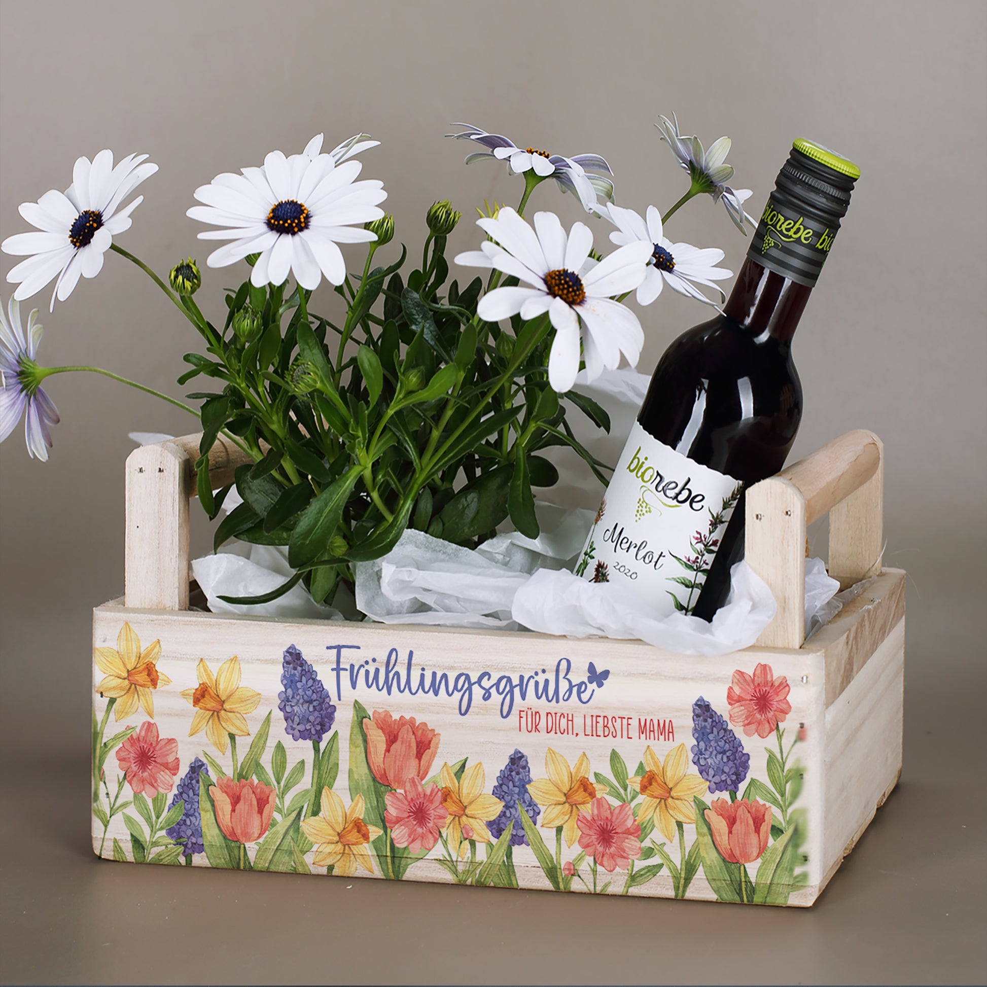 Geschenkkorb mit zwei Griffen Frühlingsgrüße befüllt mit Wein und Blumen