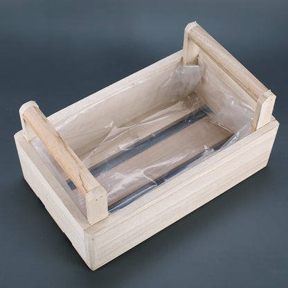 Pflanzkorb aus Holz mit zwei Griffen und Folienauskleidung innen