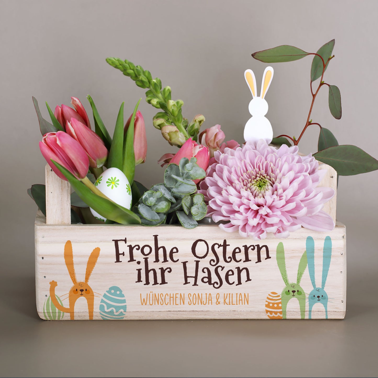 Personalisierter Oster Geschenkkorb mit zwei Griffen, Blumen und Wunschtext auf der Vorderseite