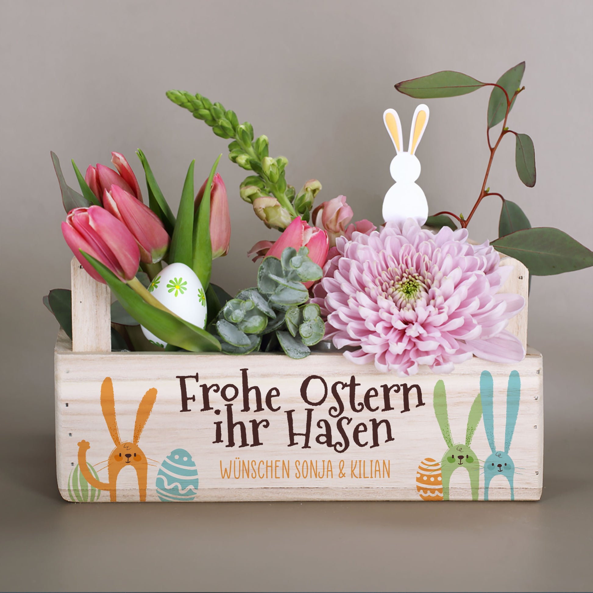 Personalisierter Oster Geschenkkorb mit zwei Griffen, Blumen und Wunschtext auf der Vorderseite