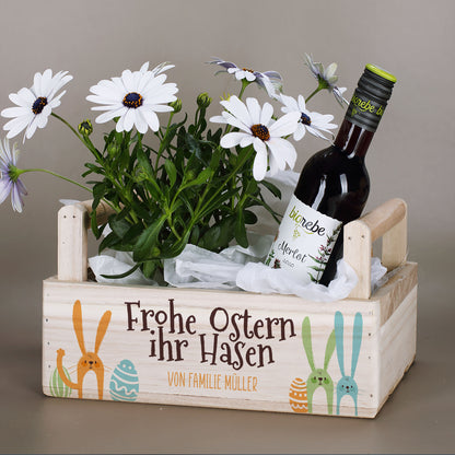 Pflanzkorb mit zwei seitlichen Griffen und Ostermotiv „Frohe Ostern ihr Hasen“ bepflanzt mit Blumen