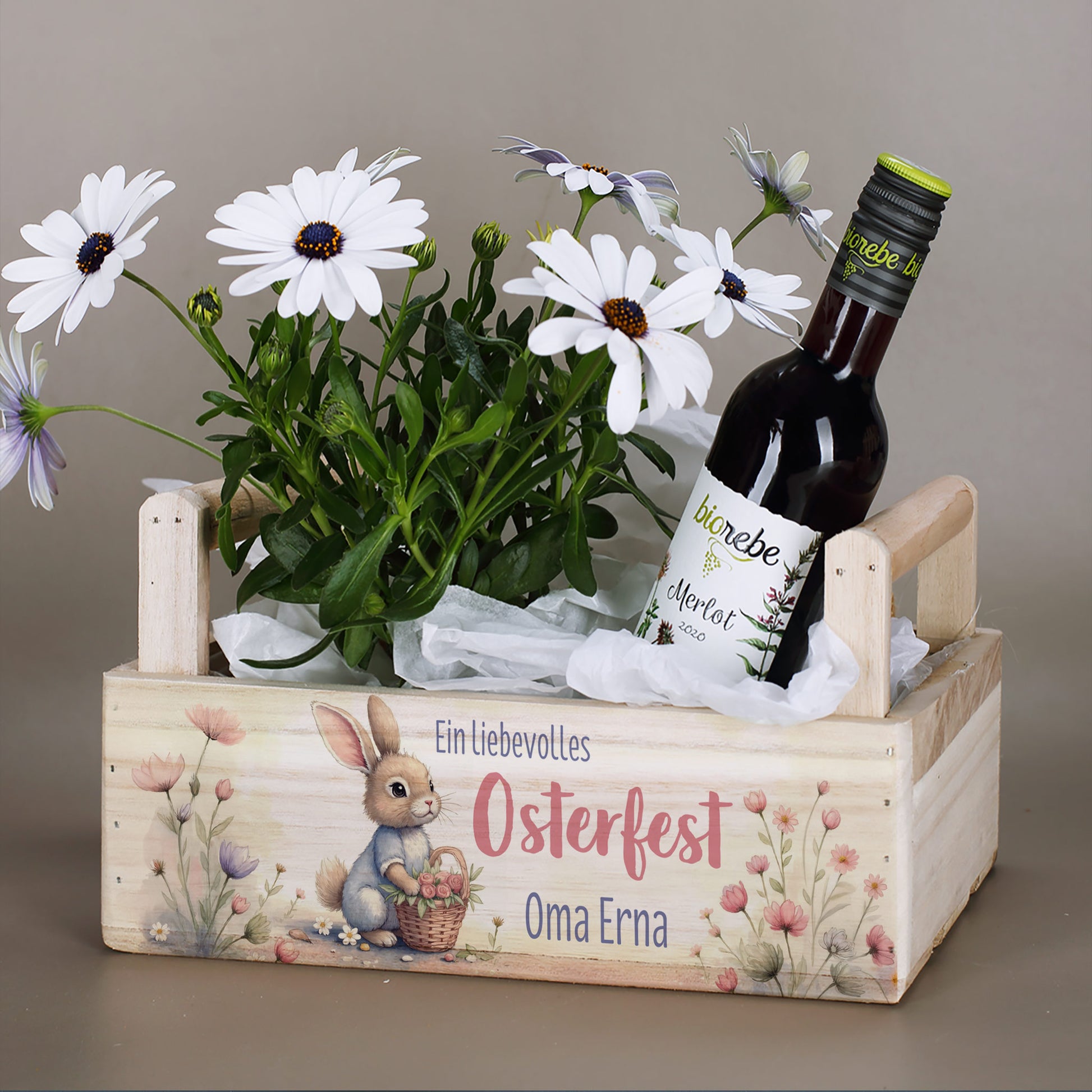 Pflanzkorb aus Holz mit Blumen und Weinflasche – personalisierte Oster-Geschenkverpackung