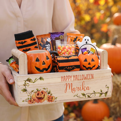 Personalisierter Halloween Geschenkkorb aus Holz mit Name und Kürbis Motiv gefüllt mit Süßigkeiten und Geschenken