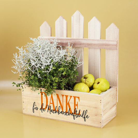 Personalisiertes DIY Geschenk in Form einer Pflanzkiste mit Text personalisiert
