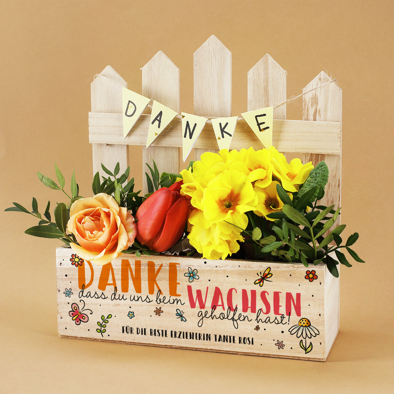 Pflanzkiste aus Holz mit Zaun, bunten Blumen und Aufschrift „Danke, dass du uns beim Wachsen geholfen hast“ – personalisiert mit Erzieherinnen-Namen