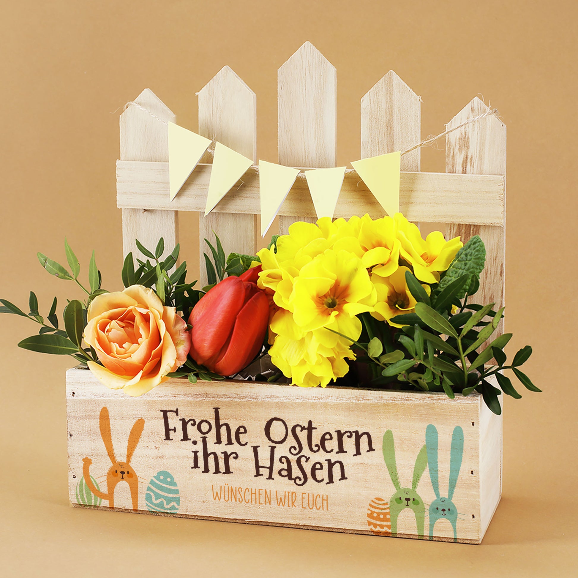 Holz Pflanzkorb mit Lattenzaun-Rückwand und Hasenmotiv „Frohe Ostern ihr Hasen“ als Osterdekoration
