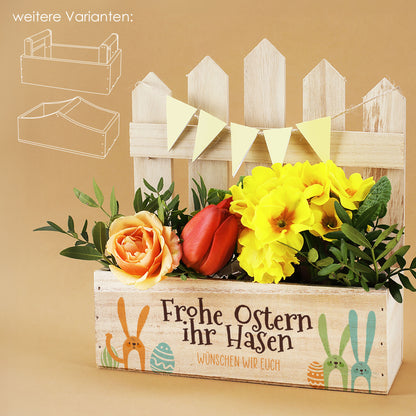 Personalisierter Geschenkkorb aus Holz mit Zaun-Rückwand und Ostermotiv „Frohe Ostern ihr Hasen“ bepflanzt mit Frühlingsblumen