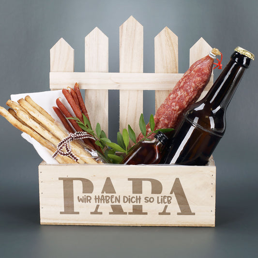 Pflanzkorb Papa aus Holz mit Wunschtext gefüllt mit Wurst und Snacks Geschenkidee