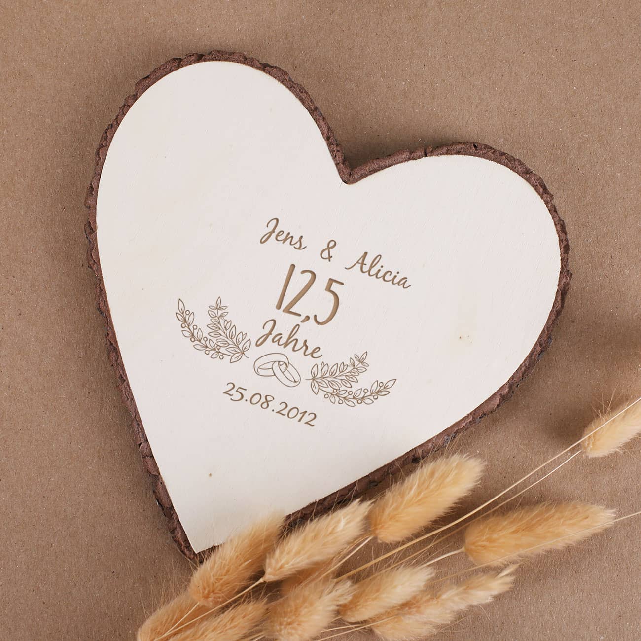 Herzscheibe aus Holz mit Namen des Paares, Jubiläum und Wunschdatum personalisiert