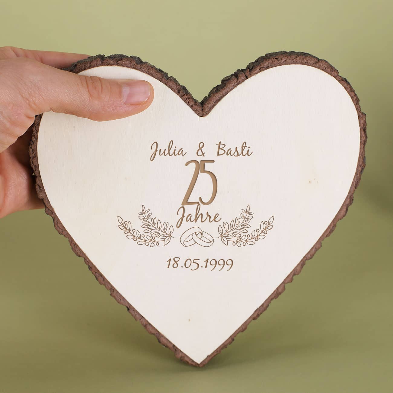 Personalisierte Herzscheibe aus Birke mit synthetischer Baumkante