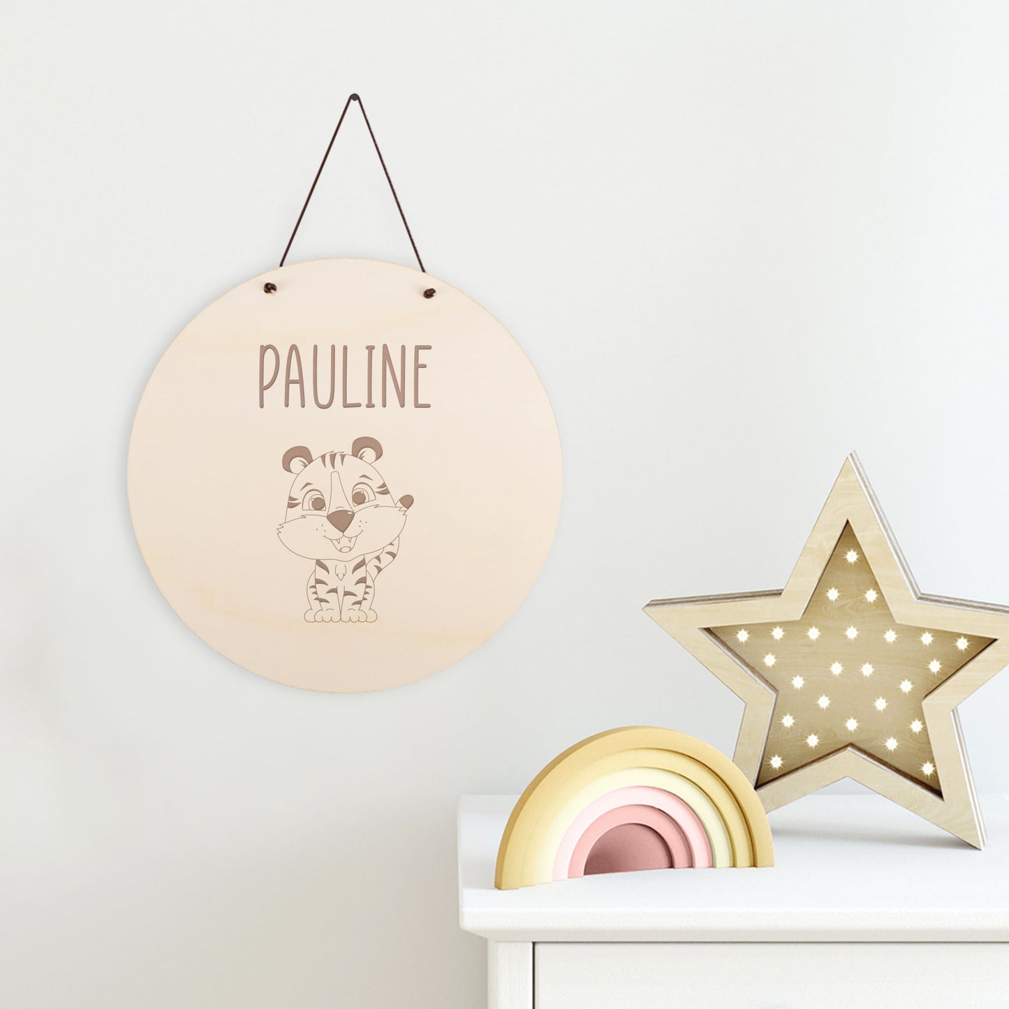 Türschild aus Holz mit Tiger-Motiv und Wunschname fürs Kinderzimmer