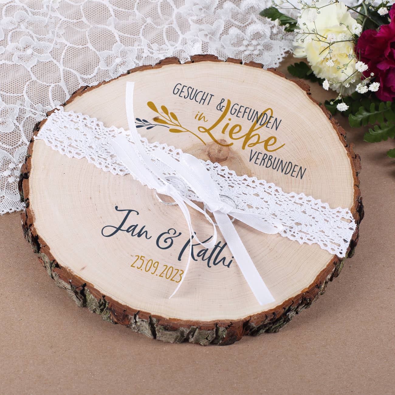 Holzscheibe mit Spitzenbordüre, Schleifen und hübschen Hochzeitsmotiv bedruckt