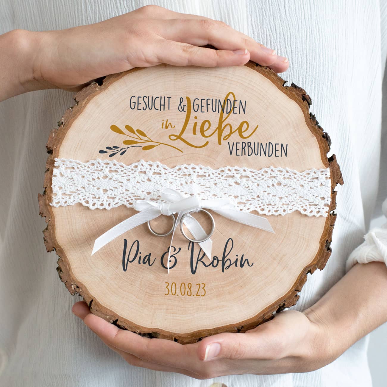 Bedruckte Baumscheibe - Gesucht & Gefunden - als Ringkissen zur Hochzeit