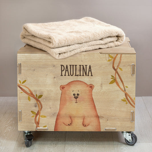 Personalisierte Rollbox aus Holz mit Bären-Motiv und Namensaufdruck „Paulina“, geschlossen mit Deckel, auf Rollen im Kinderzimmer