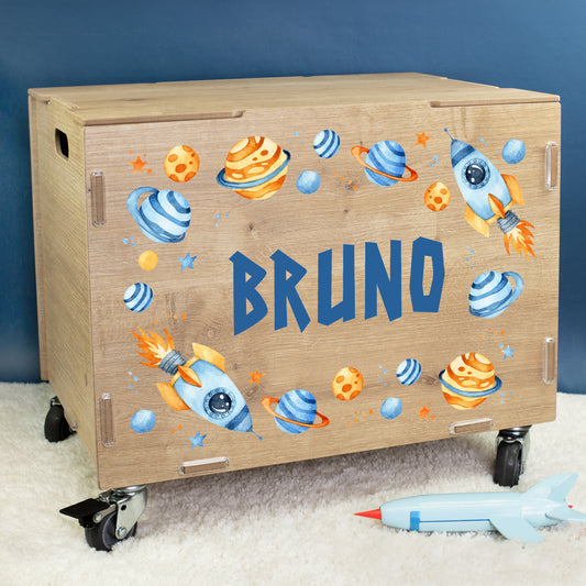 Personalisierte Rollkiste aus Holz mit Weltraum-Motiv für Jungen, bedruckt mit Raketen, Planeten und dem Namen Bruno auf der Vorderseite