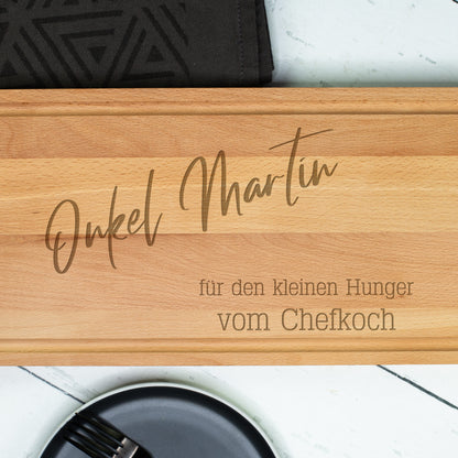Detailansicht der Gravur „Onkel Martin“ auf dem Buchenholz-Servierbrett