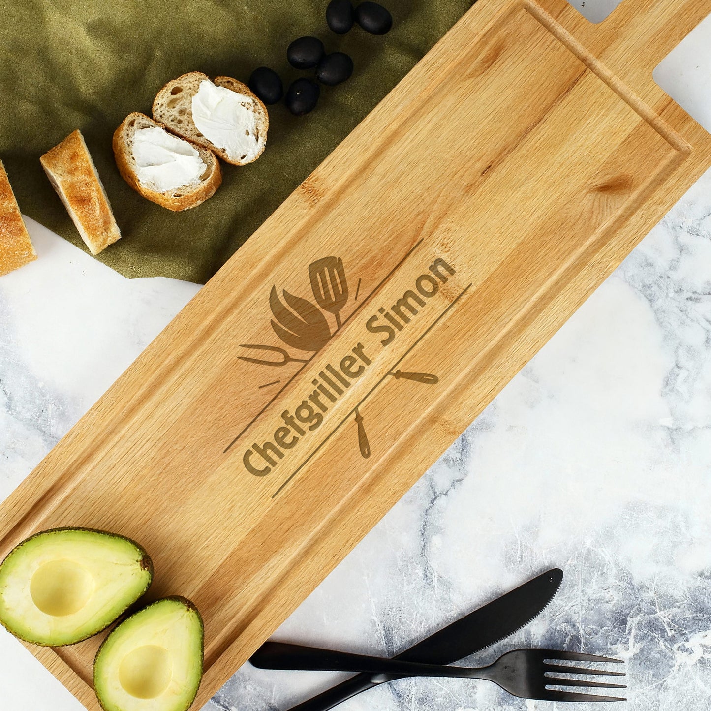 XXXL Servierbrett aus Buchenholz mit Grillmotiv und personalisiertem Wunschtext, dekoriert mit Brot und Avocado