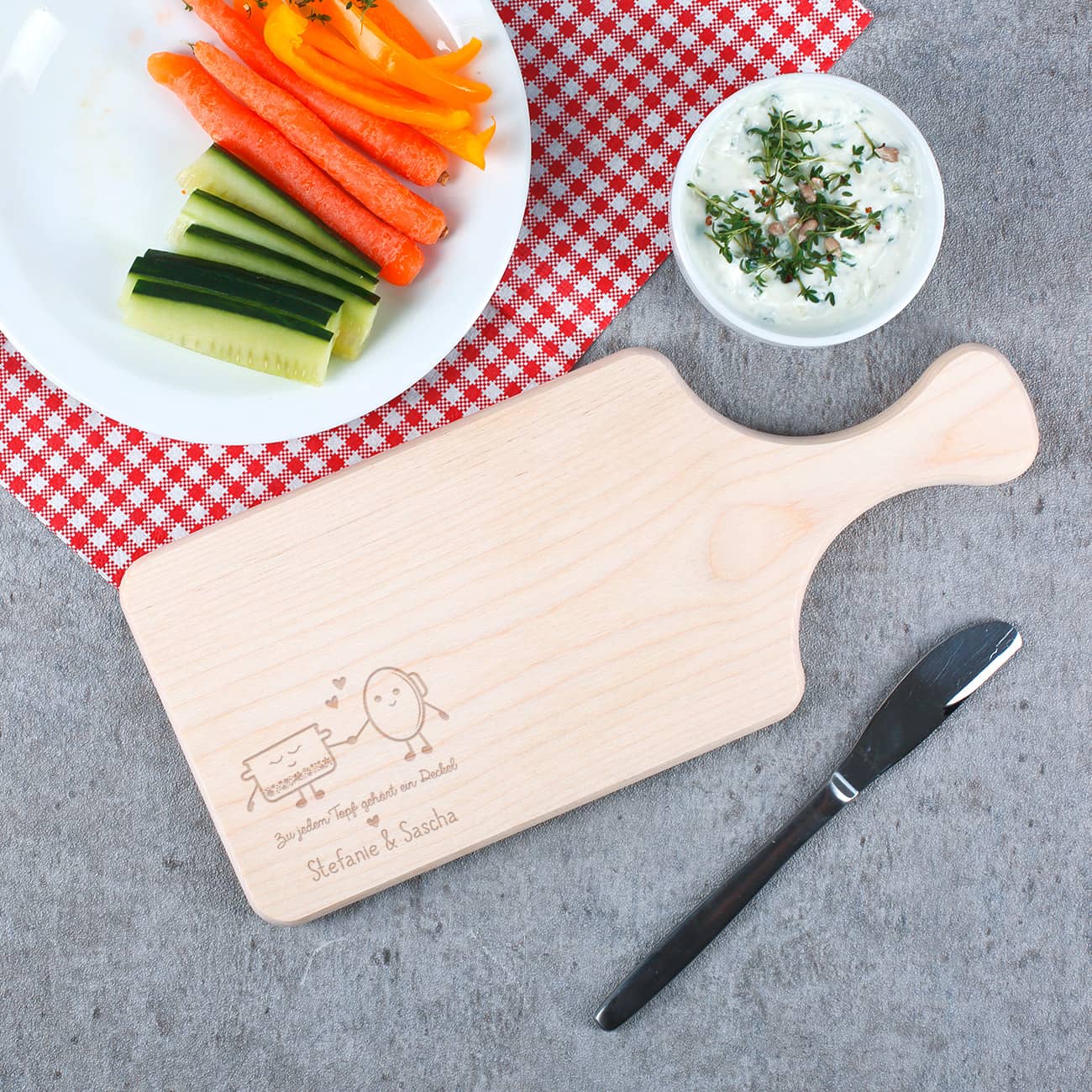 Holzbrettchen graviert mit Topf und Deckel und Namen des Paares
