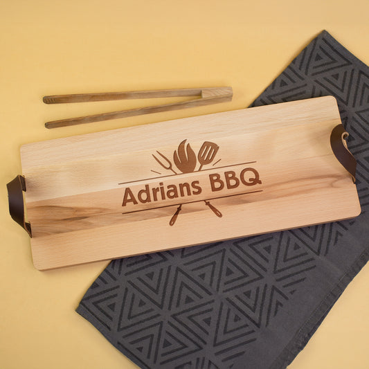 Servierbrett aus Buchenholz mit Ledergriffen und individueller Grillgravur „Adrians BBQ“