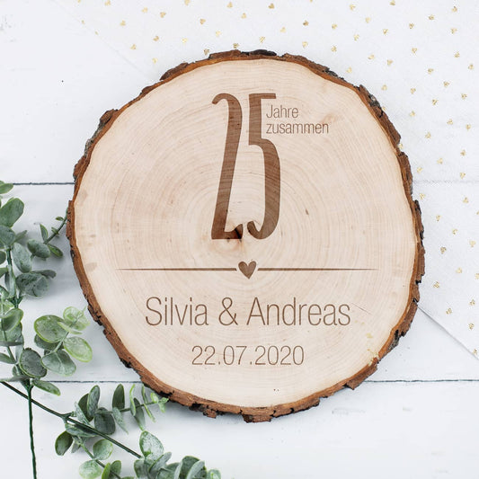 Gravierte Holzscheibe mit Rinde zur Silbernen Hochzeit