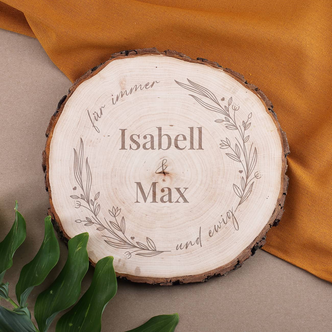 Gravierte Holzscheibe zur Hochzeit mit Namen