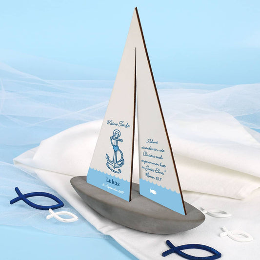 Deko Schiff aus Holz und Stein mit bedrucktem Segel zur Taufe