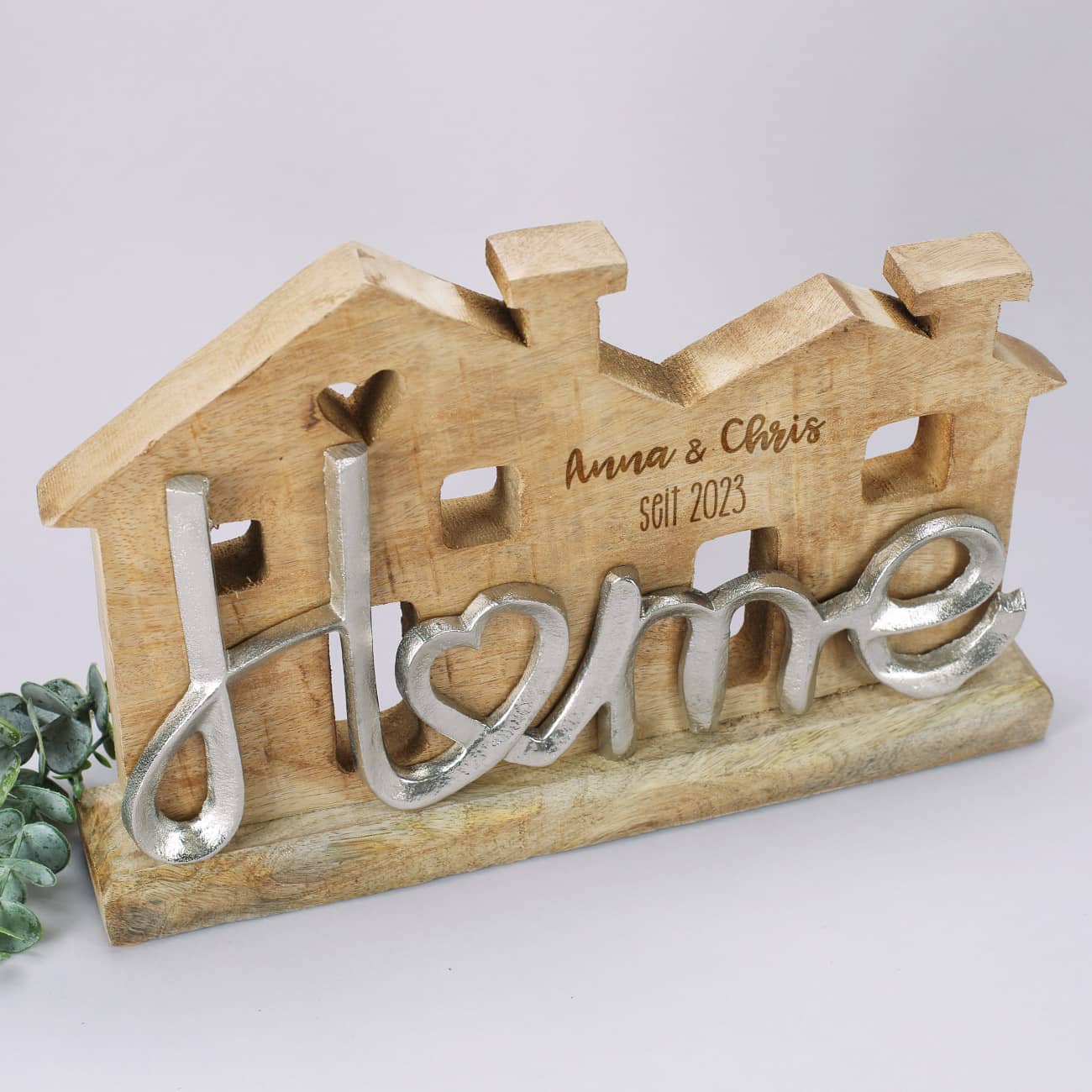 Dicke Holzskulptur mit Holzfuß