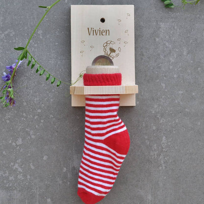 Roter Sparstrumpf mit Gravur