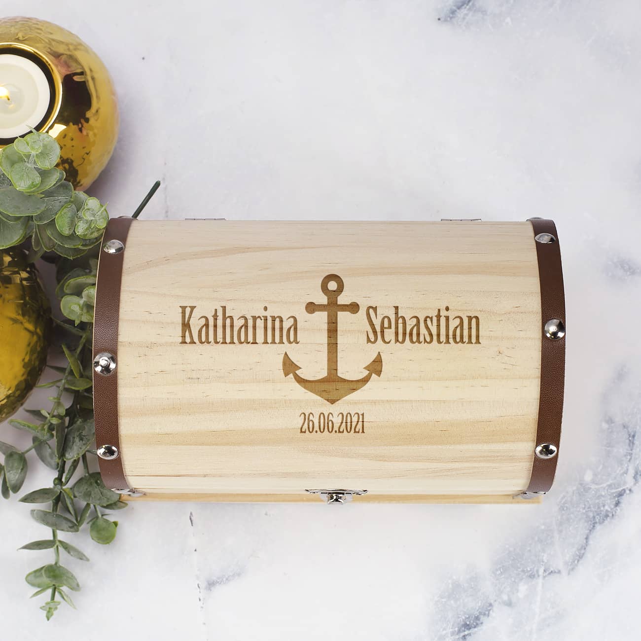 Persönliche Gravur auf dem Deckel der Truhe