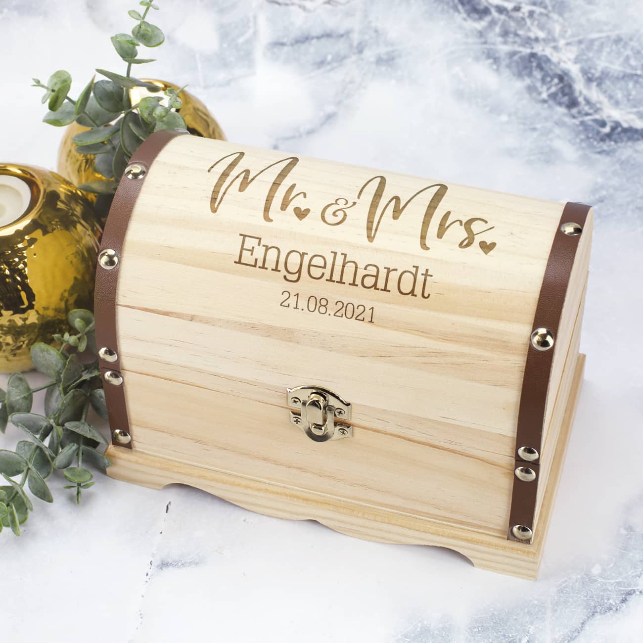 Große Schatztruhe zur Hochzeit mit Mr&Mrs Motiv und den Daten des Brautpaares