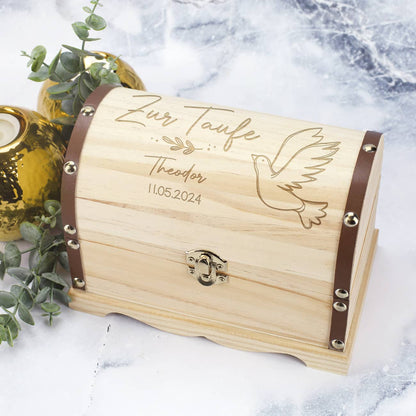 Schatztruhe zur Taufe mit Taubenmotiv & persönlichen Daten graviert