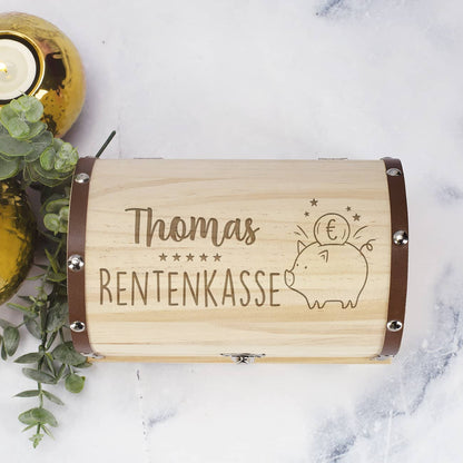 Personalisierte Holztruhe mit Gravur zur Rente