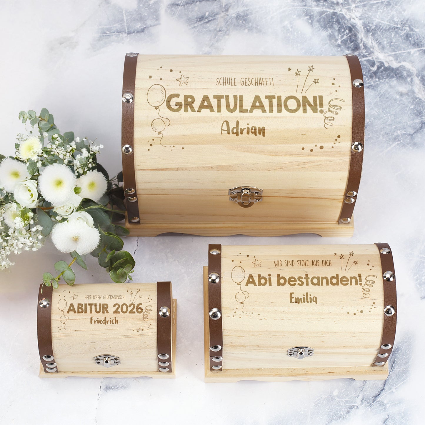 Drei Schatztruhen in verschiedenen Größen mit Gravuren zu Schulabschluss, mit Blumen dekoriert