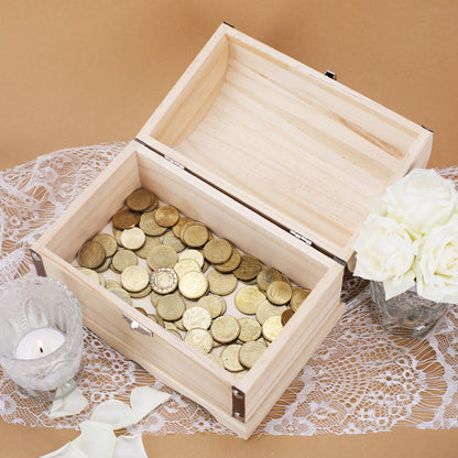 Innenansicht große Schatztruhe mit Geldmünzen auf Spitzenunterlage und Rosen