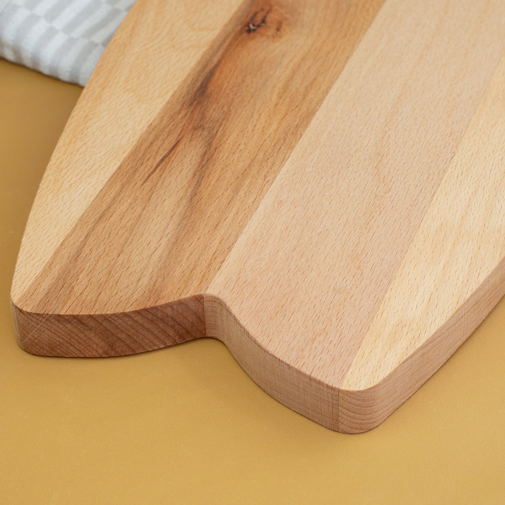 Personalisierbares Schneide- und Servierbrett im Surfbrett-Design mit Hawaii-Gravur – Detailansicht der Holzmaserung und Form am Rand