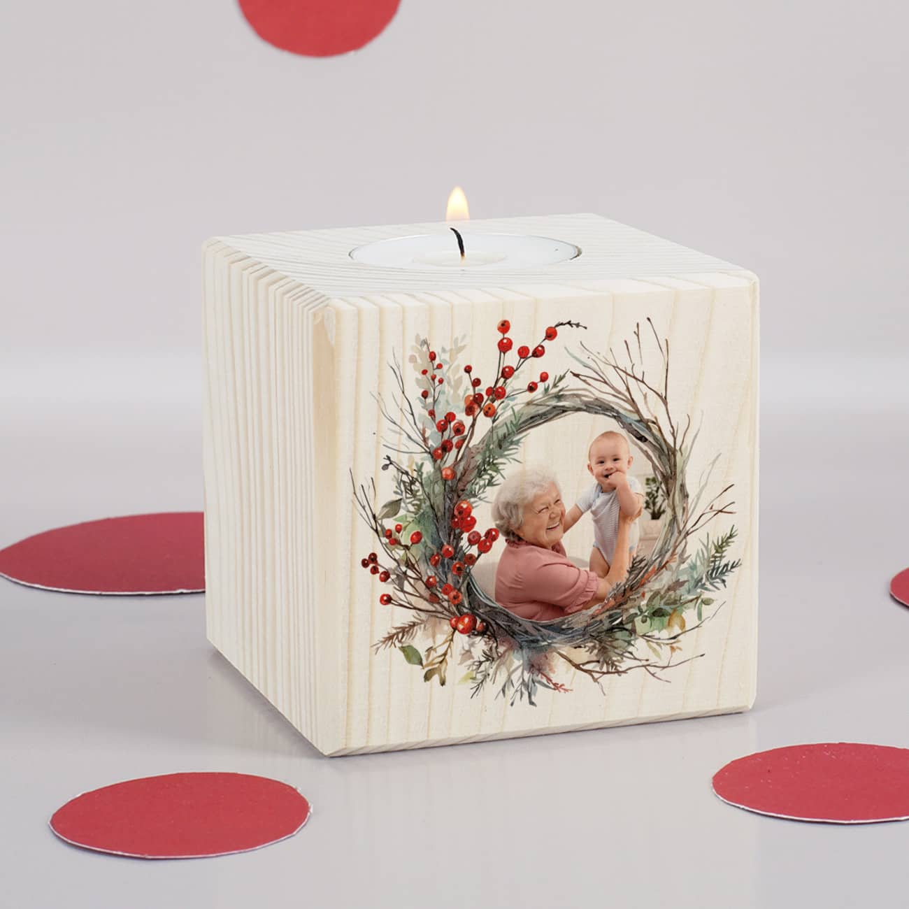 Kerzenhalter aus Holz mit hübschen Weihnachtskranz und Foto