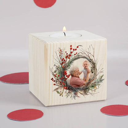 Kerzenhalter aus Holz mit hübschen Weihnachtskranz und Foto