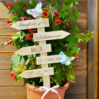 Gravierter Wegweiser als Geschenk zur Geburt