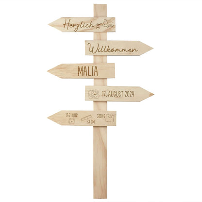 Gravierter Wegweiser als Geschenk zur Geburt